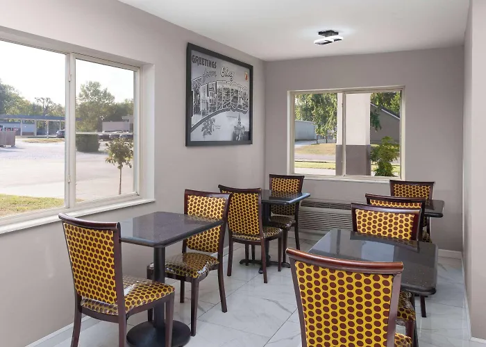 Super 8 By Wyndham Olney